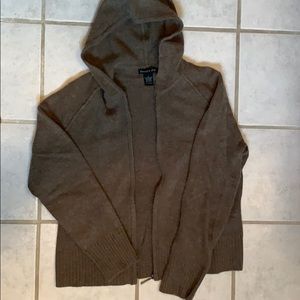 Hooded sweater with zipper